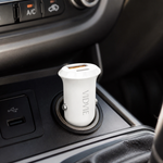 Cargador de auto 12V carga rápida — lifestyle