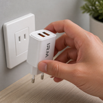 Cargador Dual USB con Cable V8 Incluido — lifestyle