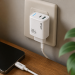 Cargador Rápido USB-C 25W con Puerto Dual — lifestyle