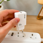 Cargador Rápido 30W USB-C Certificado Chile — lifestyle