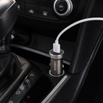 Cargador Auto USB-C 12V Omnix — lifestyle