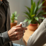 Cargador Apple iPhone Lightning Omnix — lifestyle