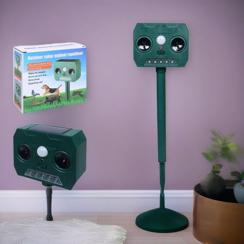 Ahuyentador Solar de Animales Dual — lifestyle