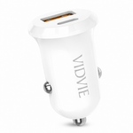 Cargador de auto 12V carga rápida — fondo blanco