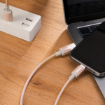 Cable USB a Lightning para transferencia — lifestyle