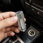 Cargador de auto dual USB — lifestyle