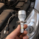 Faro LED H4 para auto — lifestyle