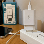 Cargador rápido iPhone con cable Lightning — lifestyle