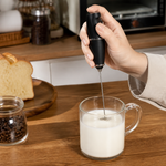 Batidor Espumador de Leche Automático Negro — lifestyle