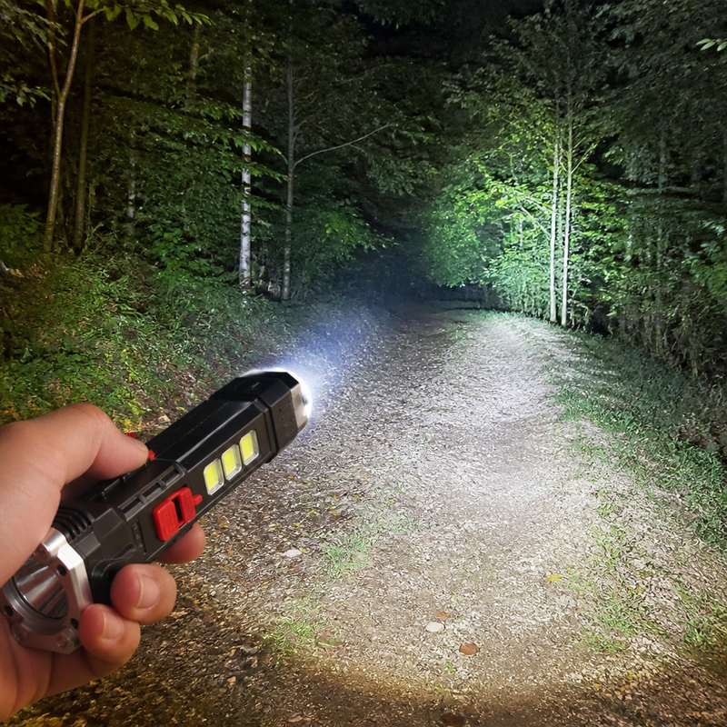 Linterna LED Recargable Omnix — lifestyle