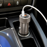 Cargador auto USB-C 30W carga rápida — lifestyle
