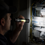 Linterna LED Recargable Omnix — lifestyle