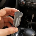 Cargador Auto USB-C Carga Rápida 12V — lifestyle